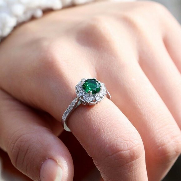 New Elegant Women  925 Silver Emerald Ring - Picture 2 of 7